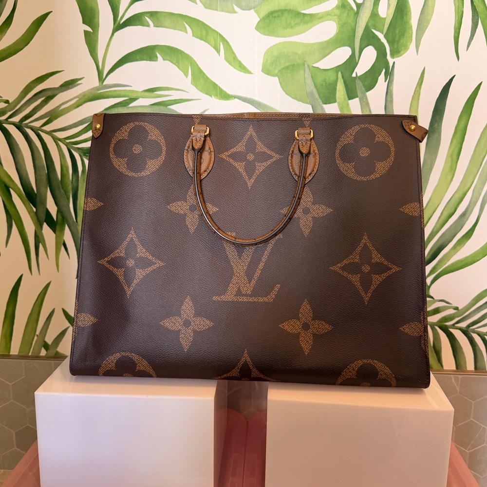 Louis Vuitton Onthego GM Monogram Giant/ Monogram Reverse Canvas Tote - Picture 2 of 11